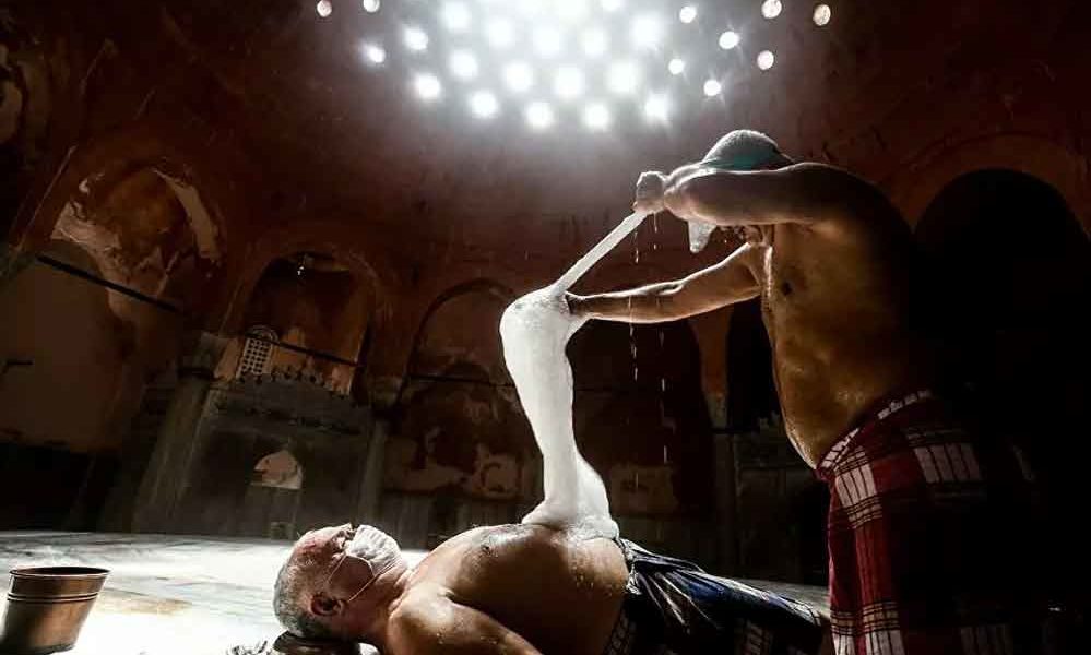 Normalleşmeyle-birlikte-hamamcılar-da-işe-başladı--'Sıcakta-çalışmak-zor-olsa-da-mutlaka-maske-takılıyor'