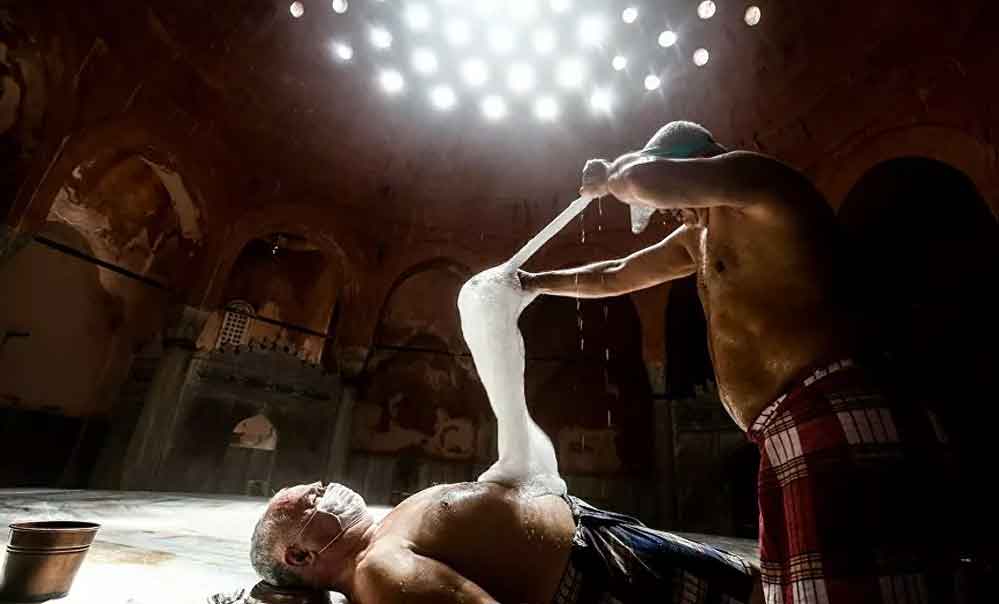 Normalleşmeyle-birlikte-hamamcılar-da-işe-başladı--'Sıcakta-çalışmak-zor-olsa-da-mutlaka-maske-takılıyor'