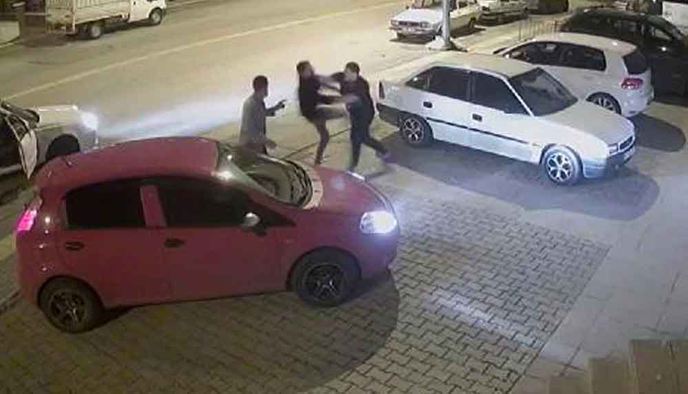 Trafikte-kendisine-saldıran-3-kişiyi-30-saniyede-yere-serdi--Dövme-niyetinde-değildim,-sadece-kendimi-korudum