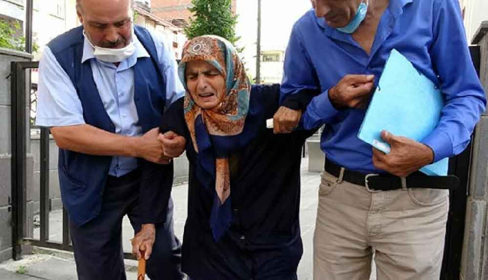 87-yaşındaki-annesini-dövüp-sokağa-attı