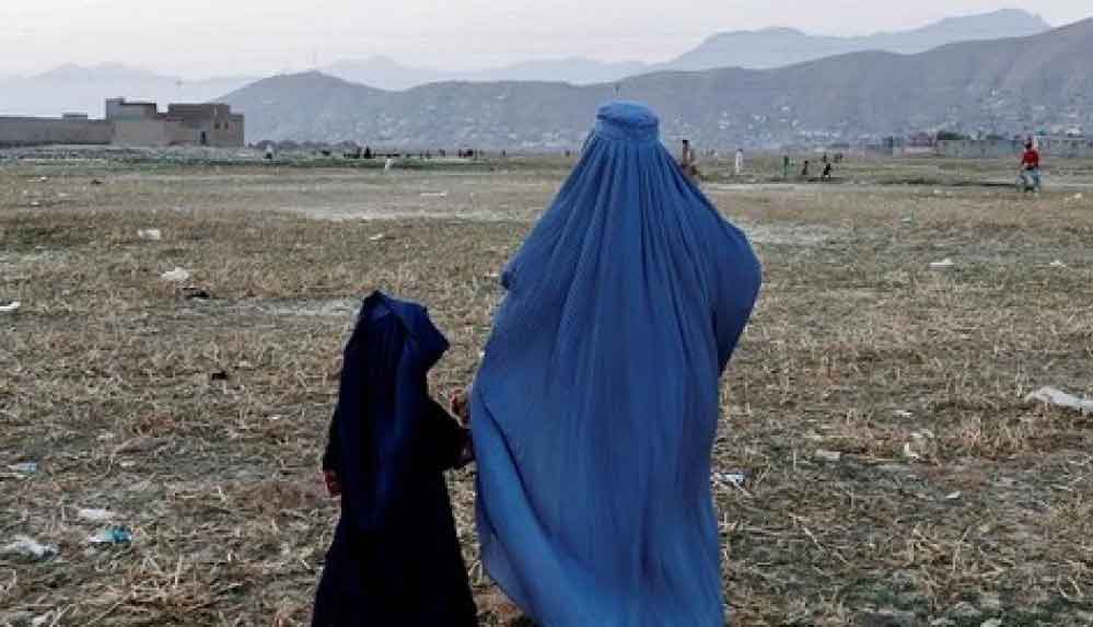 Afganistan'da bir kadın, anne babasını katleden iki Taliban üyesini öldürdü