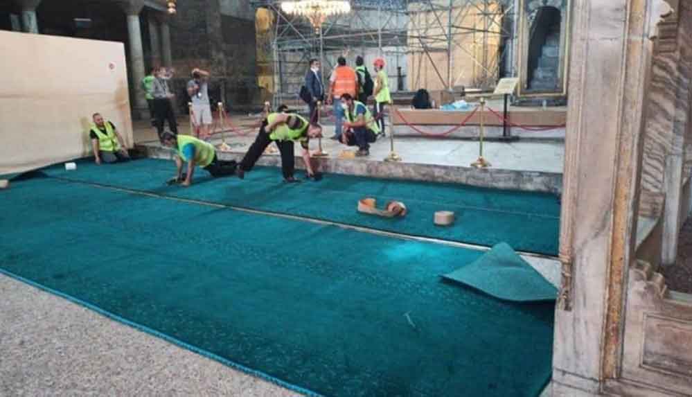 Ayasofya'ya-halı-seren-şirket--Tüyleri,-kıbleye-doğru-buharlı-bir-sistemle-özel-olarak-yatırılmış-durumda