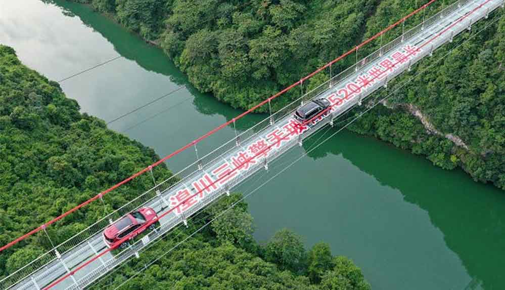 Devasa boyutlarıyla dikkat çeken dünyanın en uzun cam köprüsü açıldı
