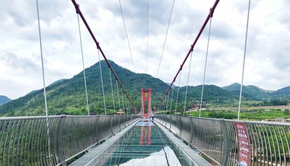 Devasa boyutlarıyla dikkat çeken dünyanın en uzun cam köprüsü açıldı