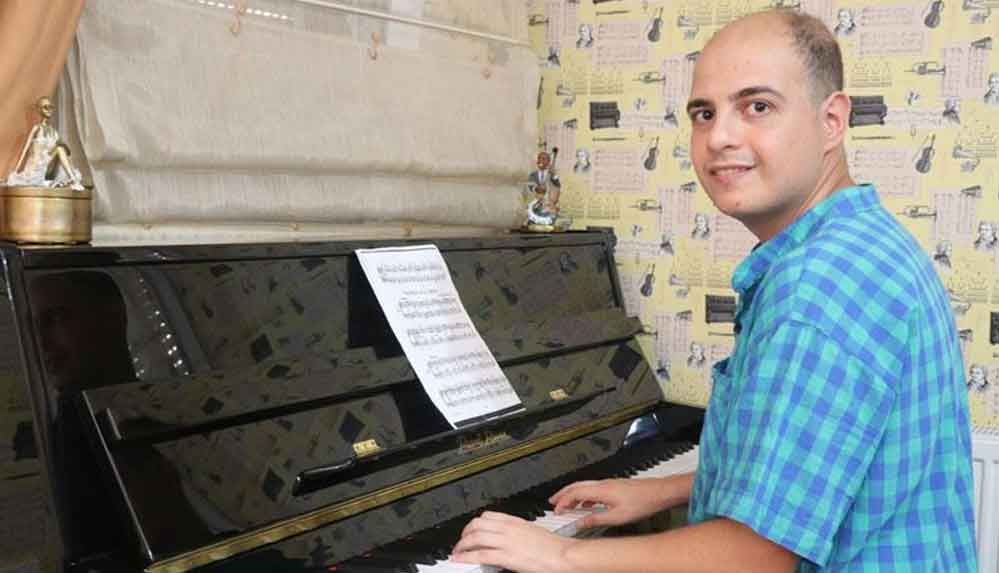 'Konuşamaz'-denilen-otizmli-Recep-Ege,-şan-bölümünden-mezun-oldu