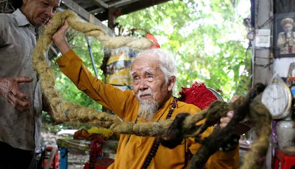 80-yıldır-ne-taradı,-ne-yıkadı,-ne-kesti--Saçını-keserse-öleceğine-inanıyor