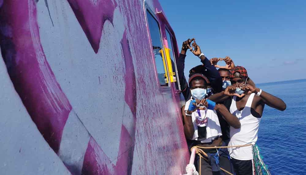 Banksy'nin-sığınmacılara-yardım-için-finanse-ettiği-gemi-Akdeniz'de-mahsur-kaldı;-yardım-bekleniyor-2