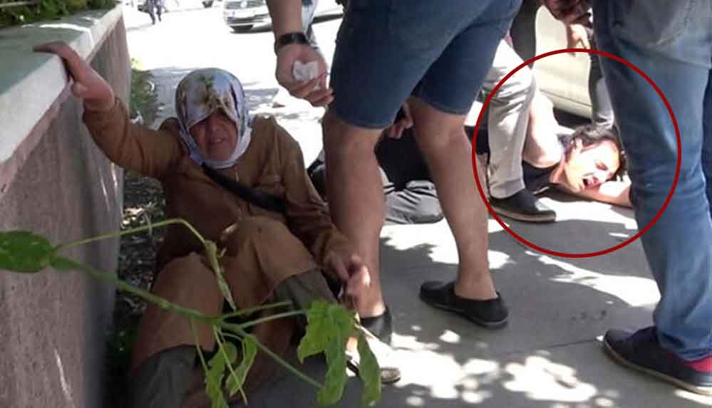 Cadde-ortasında-annesini-tekmeleyen-erkek,-çevredekiler-tarafından-dövüldü
