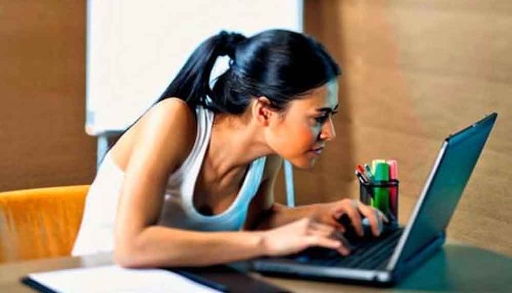 Ekran-karşısında-fazla-zaman-geçiren-gençler-dikkat