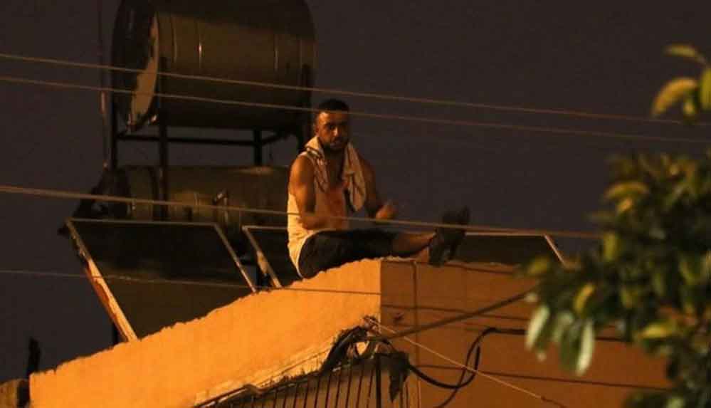 Hasmı kapıya dayanınca dama çıkıp intihara kalkıştı 4 Hasmı-kapıya-dayanınca-dama-çıkıp-intihara-kalkıştı