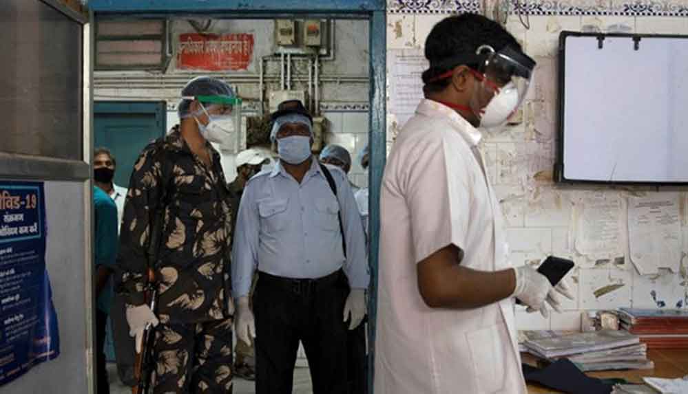 Hindistan'ın zorlu Koronavirüs mücadelesi; doktorları saldırılardan askerler koruyor