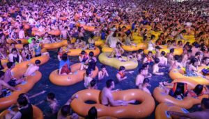 Koronavirüsün ilk çıktığı Vuhan'da sosyal mesafesiz ve maskesiz havuz partisi