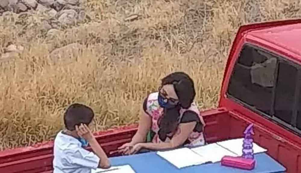 Öğretmenin-eğitim-aşkı--Otizmli-öğrencileri-için-kamyonetin-arkasını-sınıfa-çevirdi!