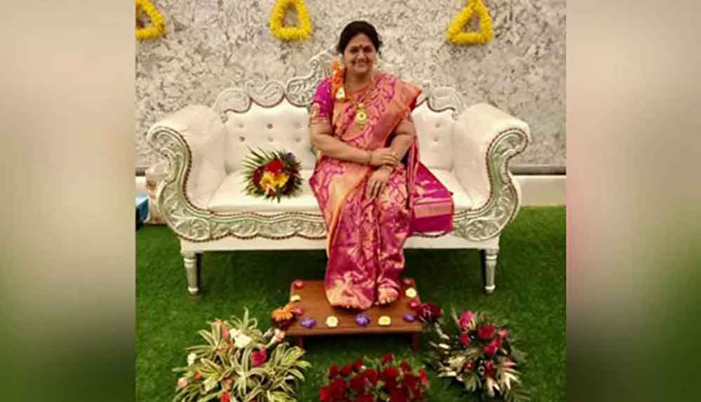 Ölen-eşinin-balmumu-heykelini-yaptırıp-evin-baş-köşesine-koydu