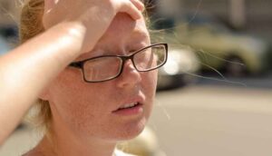 Sıcaklarda görülen baş ağrısı ve kusma güneş çarpması belirtisi olabilir