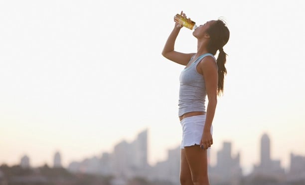 Spor sonrası kaybedilen enerjiyi meyve suyu içerek kazanın