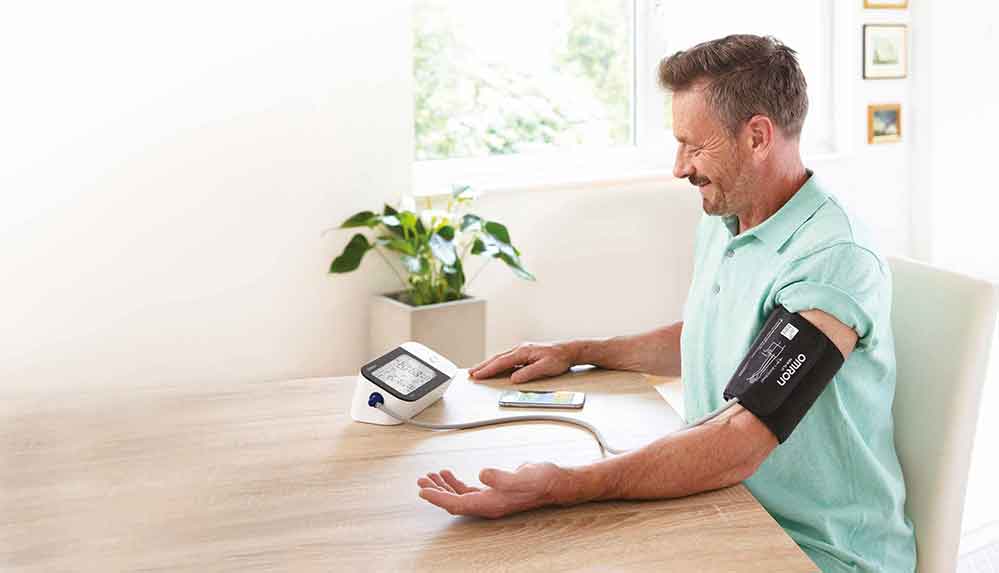 Yaz-Sıcaklarında-Evde-Düzenli-Tansiyon-Takibi-Yapılmalı