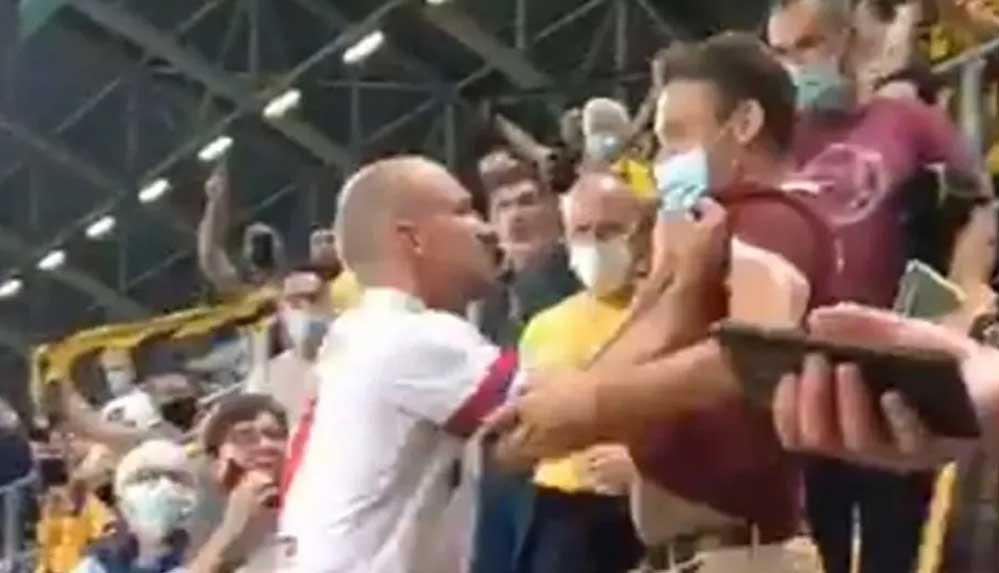 Alman futbolcu tribüne çıkarak rakip taraftara saldırdı