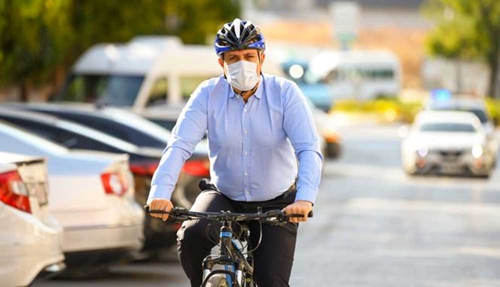 CHP'li başkan koronavirüsü yendi, belediyeye bisikletle geldi