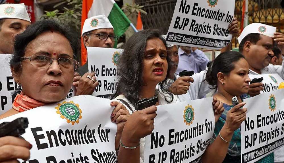 Hindistan'da toplu tecavüz kurbanının ailesinden polise suçlama: Rızamız olmadan cesedi yaktılar