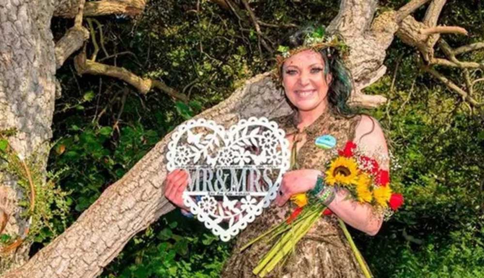 İngiltere’de parktaki ağaçla evlenen kadın evlilik yıl dönümünü kutladı