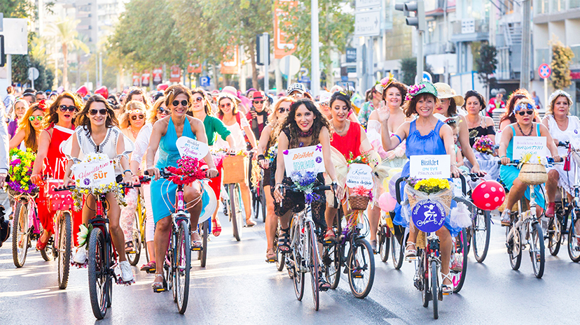 Süslü Kadınlar'dan mesaj var: "İstediğim gibi bisiklete binerim!"