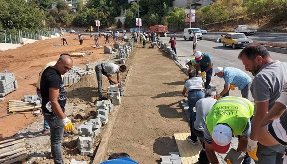 Tunceli’de kaldırım taşlarını yurttaşlar döşedi: İhale yok, dayanışma var