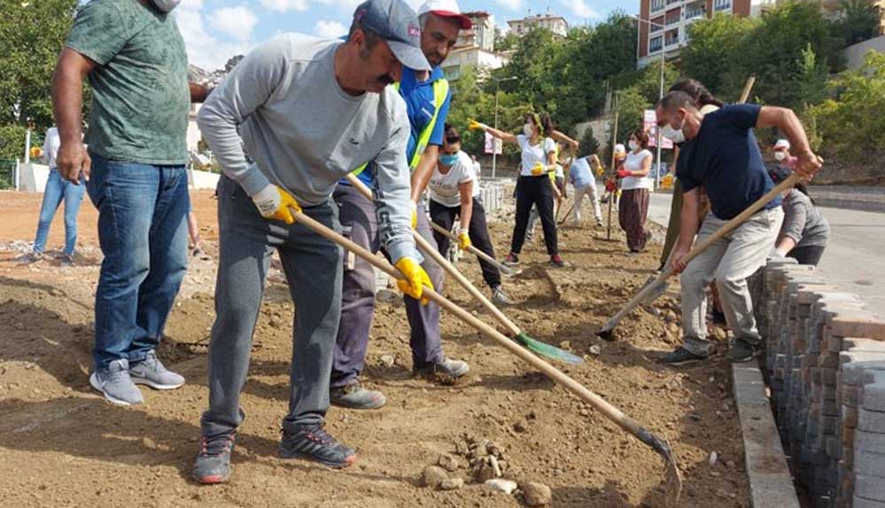 Tunceli’de kaldırım taşlarını yurttaşlar döşedi: İhale yok, dayanışma var