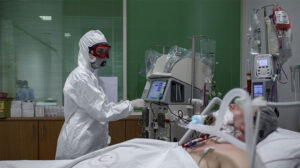 Bilim Kurulu üyesi: "Yaşlıların bıraktığı yoğun bakımları gençler dolduruyor"