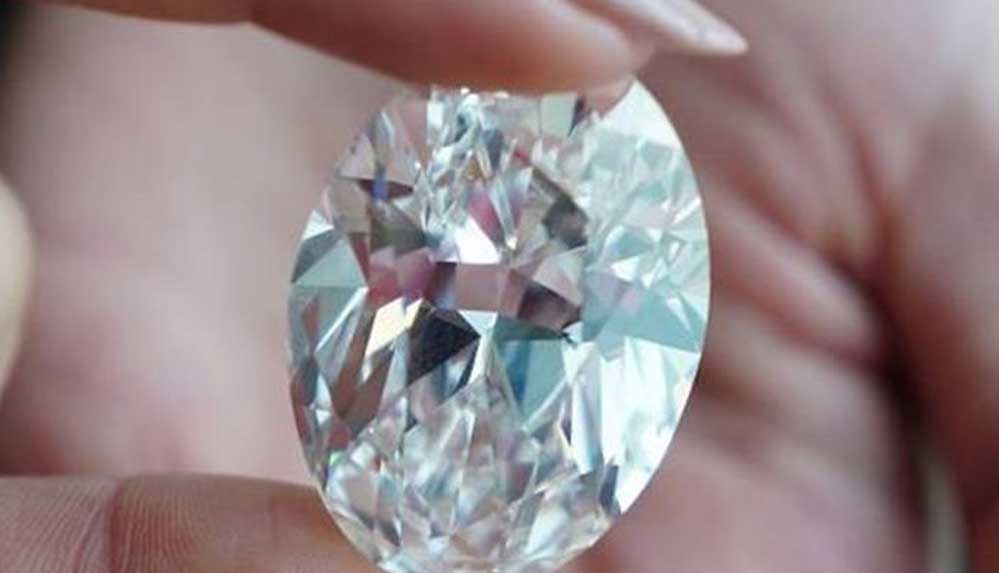 102-karat-elmas-15.7-milyon-dolara-satıldı--Eksperlere-göre-kelepir