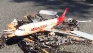 Atlasglobal çalışanları Ali Murat Ersoy'un evinin önünde maket uçak yaktı