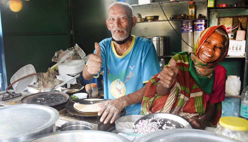 Hindistan'da 80 yaşındaki esnafın ağladığı video viral oldu, tezgahının önünde uzun kuyruklar oluştu