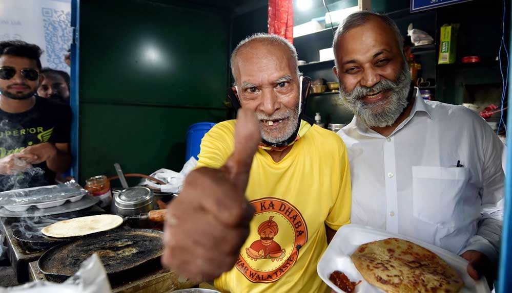 Hindistan'da 80 yaşındaki esnafın ağladığı video viral oldu, tezgahının önünde uzun kuyruklar oluştu