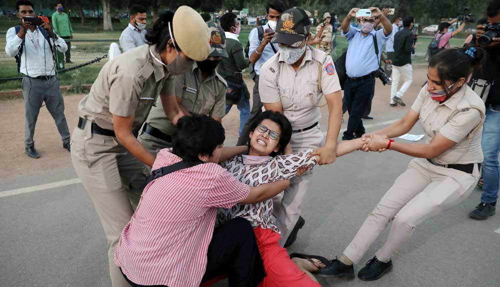 Hindistan'da bir hafta içinde ikinci kez en alt kasttan bir kadın toplu tecavüz sonucu öldürüldü
