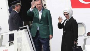 Hürriyet-Yazarı-Hande-Fırat--Emine-Erdoğan-çakma-çanta-alıyor