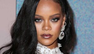 Rihanna, defilesinde çalan şarkıda hadisler bulunmasına gelen tepkilerin ardından özür diledi
