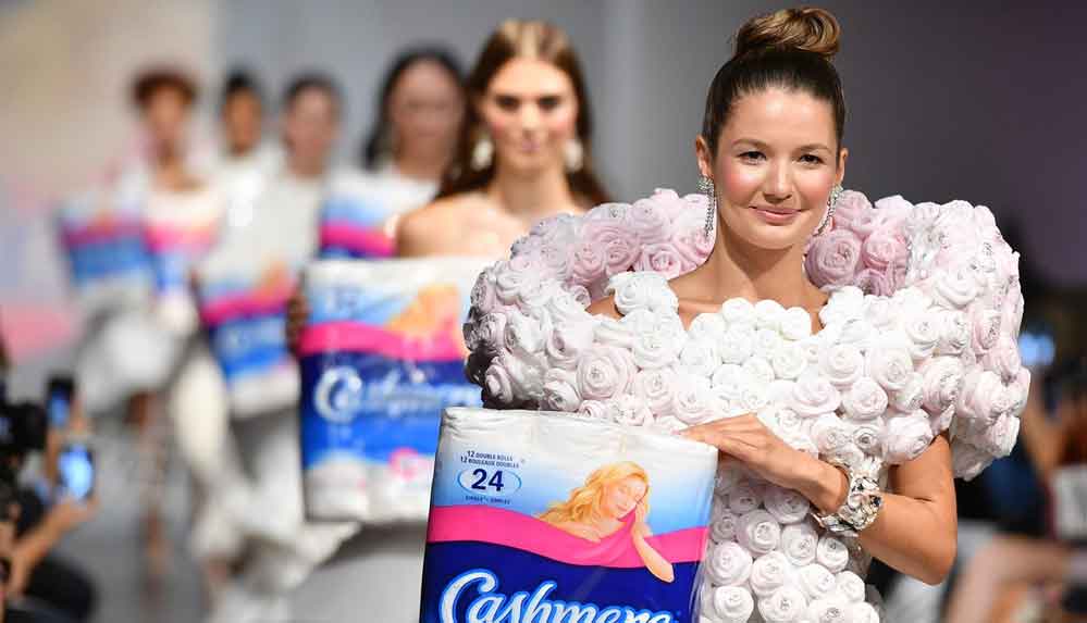 Tuvalet kağıdından elbiseler: Gelirleri kanser araştırmasına gidecek