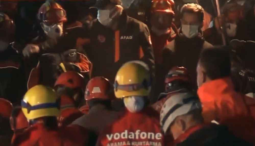 14-yaşındaki-İdil,-İzmir-depreminin-58.-saatinde-kurtarıldı,