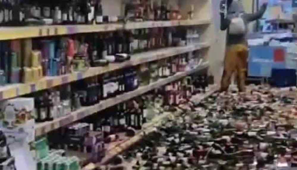500 şişe içkiyi raflardan yere fırlatan kadın tutuklandı
