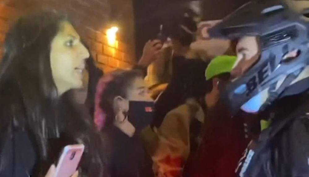 ABD'de sokaklarında seçim gerilimi: Kadın protestocu polisin yüzüne tükürdü