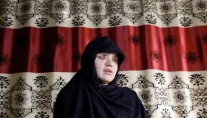 Afgan kadın iş bulduğu için vurulup gözlerinden bıçaklandı