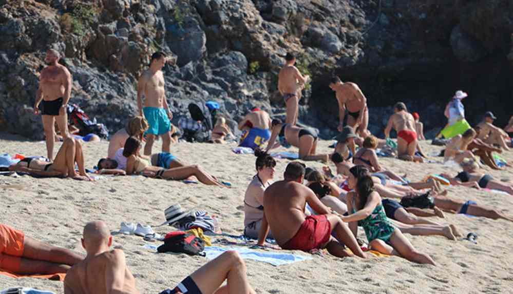 Antalyada-deniz-keyfi-kasim-ayinda-da-suruyor