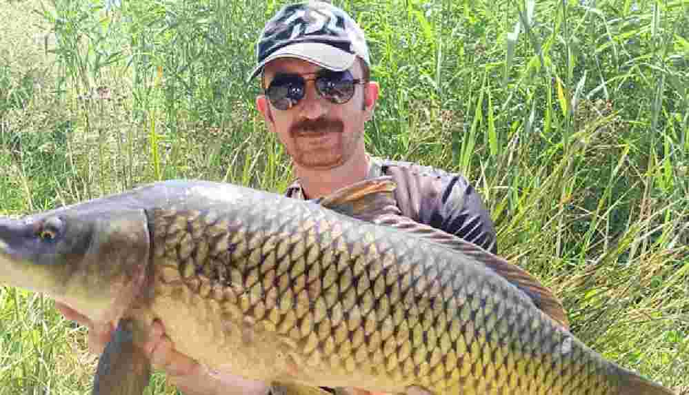 _Büyük balık tutuğumuz zaman çok seviniyoruz hatta balığa sarılıyoruz, fotoğraf çekiyoruz_