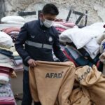 Depremzedeler-için-getirilen-AFAD-battaniyeleri-satılığa-çıkarıldı--Zabıta-battaniyelere-el-koydu-1