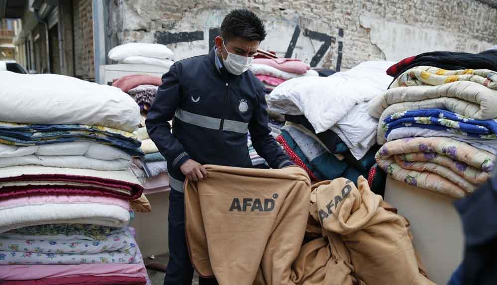 Depremzedeler için getirilen AFAD battaniyeleri satılığa çıkarıldı: Zabıta battaniyelere el koydu
