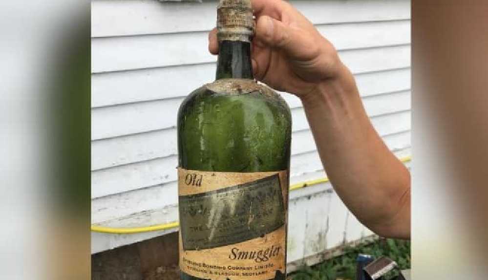 Duvarlara saklanmış şekilde 100 yıllık 66 şişe viski bulundu