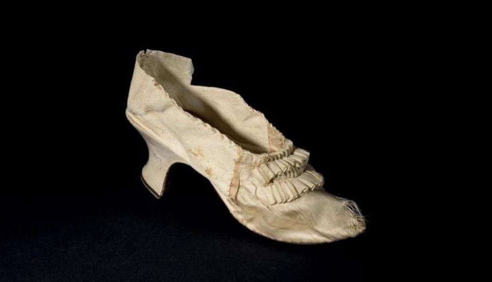 Fransa: Kraliçe Marie-Antoinette'in ipekten ayakkabısı müzayedede 43 bin eurodan alıcı buldu