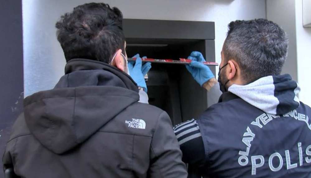 İstanbul'da iki ATM'ye yerleştirilmiş bilgi kopyalama aparatları bulundu