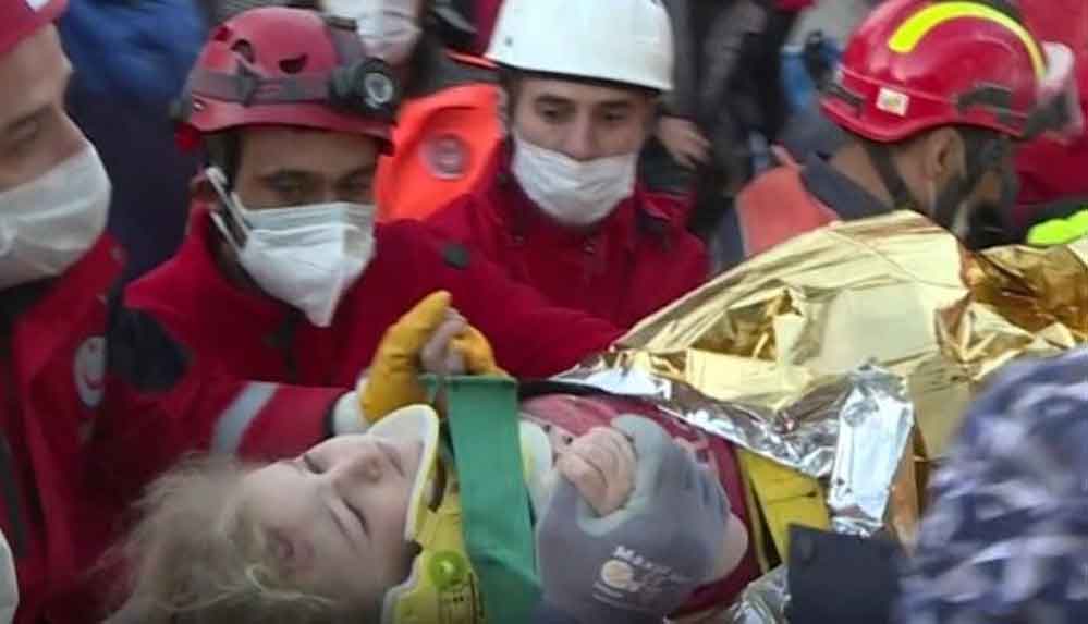 İzmir'de 65 saat sonra Gelen mucize: 3 yaşındaki Elif enkazdan sağ çıkarıldı