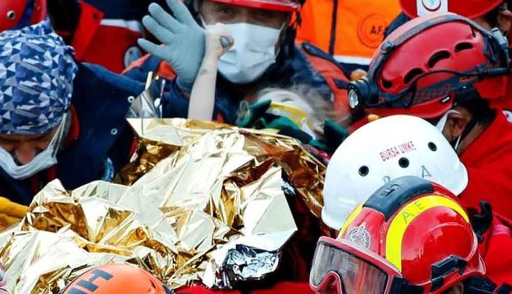 İzmir'de-65-saat-sonra-3-yaşındaki-Elif-enkazdan-sağ-çıkarıldı